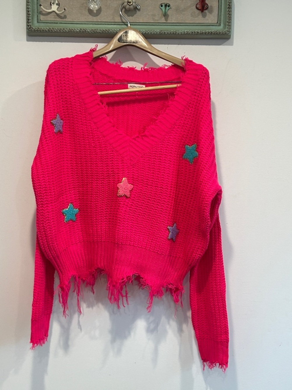 Main strip Hot Pink Star Appliqué V-Neck distressed Sweater Womens medium
